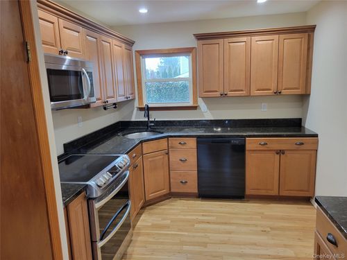 71 Cayuga Ave, South Setauket, NY, 11720-1157 | Card Image