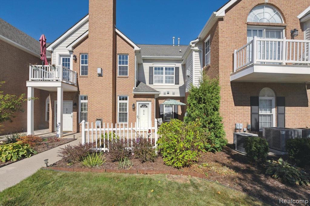Olde English Cir, Howell, MI 48855