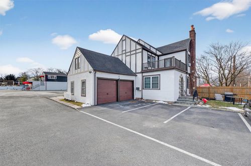 2002 E Main St, Mohegan Lake, NY, 10547-1291 | Card Image