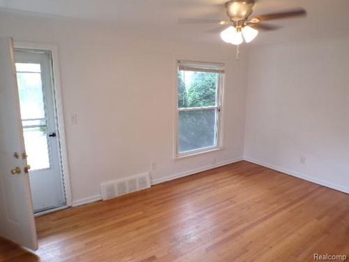 3084 Gloria St, Wayne, MI, 48184-1406 | Card Image