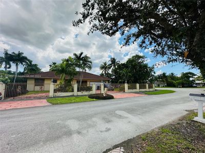 10512 Sw 55th St, House other with 4 bedrooms, 2 bathrooms and null parking in Miami FL | Image 1