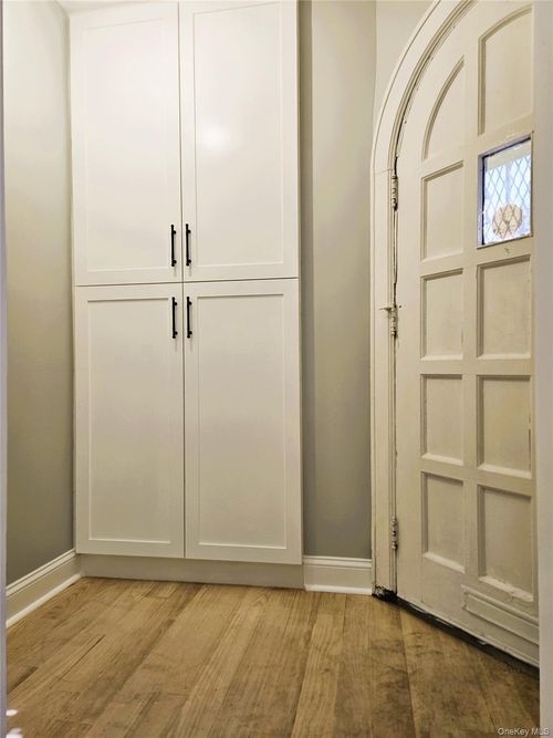 30-32 84th St, Flushing, NY, 11370-1923 | Card Image