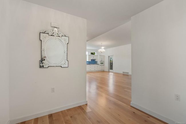Bright entrance | Image 4