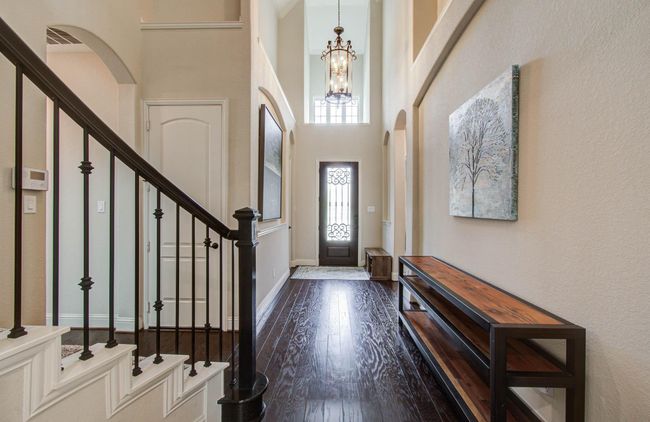 Daylight-filled entry | Image 6