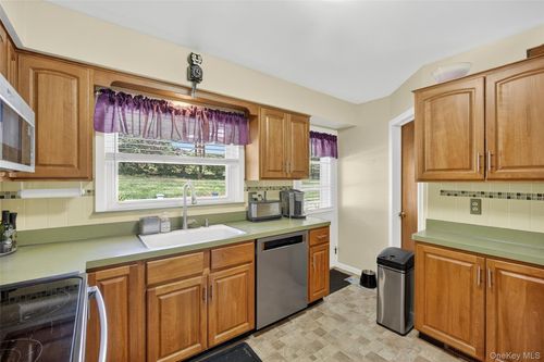 6 Peters Rd, Hopewell Junction, NY, 12533-5637 | Card Image