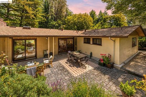 7200 Saroni Dr, Oakland, CA, 94611-2342 | Card Image