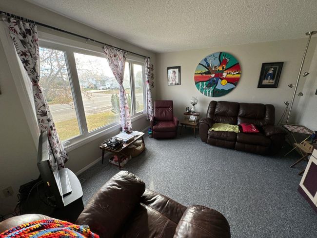 4702 54 Avenue, Home with 4 bedrooms, 1 bathrooms and 4 parking in Grimshaw AB | Image 9