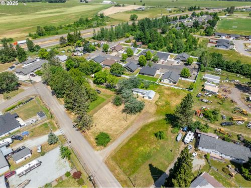 207 Henry St, Myrtle Creek, OR, 97457-8745 | Card Image