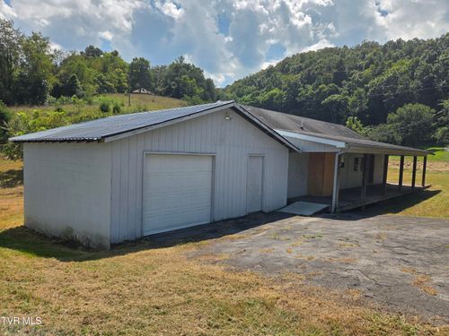 213 Old Oak Ln, Bluff City, TN, 37618-2245 | Card Image