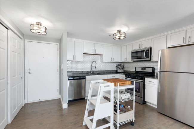 APT-1107 - 250 E Harbortown Dr, Condo with 2 bedrooms, 2 bathrooms and null parking in Detroit MI | Image 9