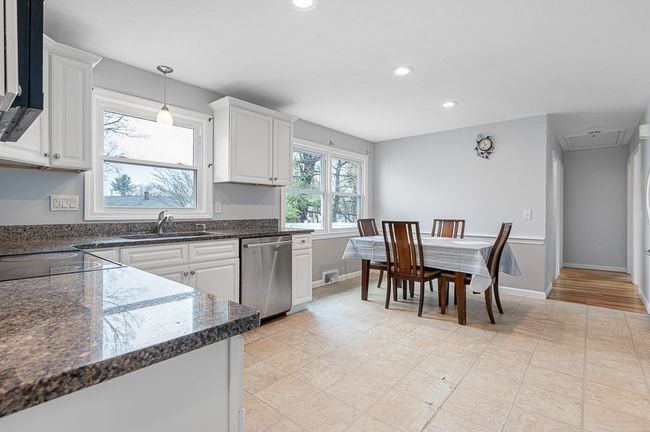 16 Tarrytown Ln, House other with 3 bedrooms, 2 bathrooms and 3 parking in Worcester MA | Image 5