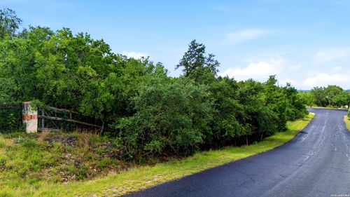 8222 Rocking Horse Ln, Boerne, TX, 78015-4661 | Card Image