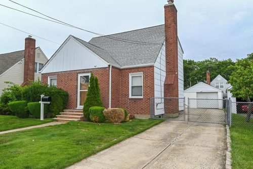 85 264th St, Floral Park, NY, 11001-1131 | Card Image