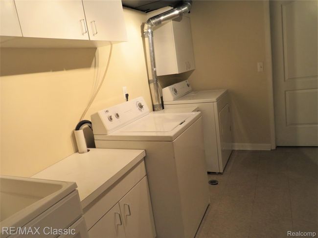 Good storage and cabinet space. | Image 25