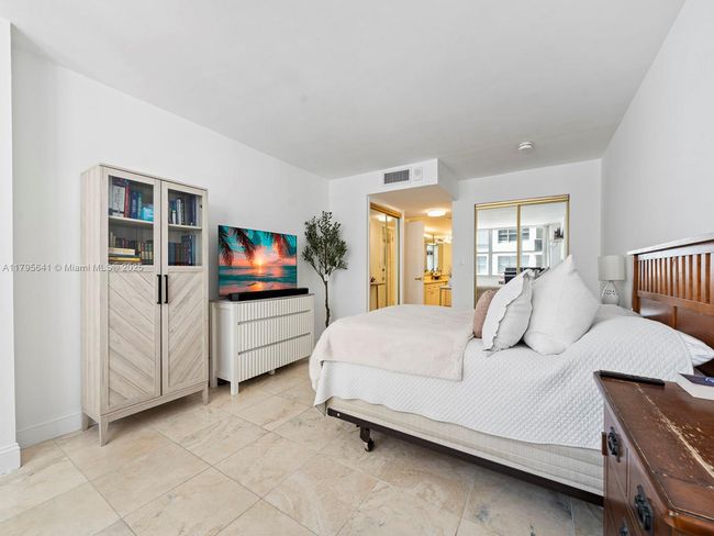 APT-1015 - 6039 Collins Ave, Condo with 1 bedrooms, 2 bathrooms and null parking in Miami Beach FL | Image 17