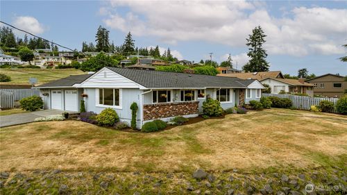 690 Maplewood Loop, Oak Harbor, WA, 98277-7714 | Card Image