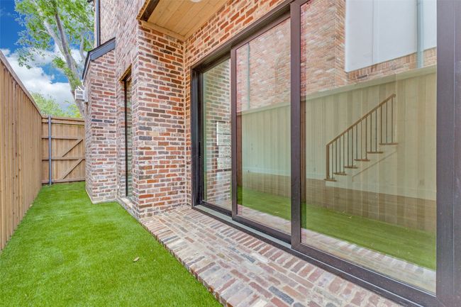 Turfed Side Yard | Image 31