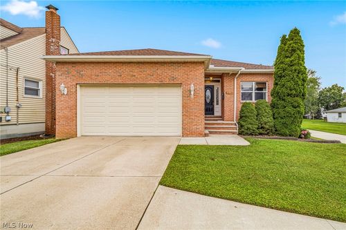1860 Rockefeller Rd, Wickliffe, OH, 44092-1940 | Card Image