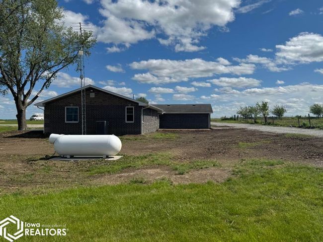 19229 Highway 5, Home with 4 bedrooms, 2 bathrooms and 2 parking in Centerville IA | Image 16
