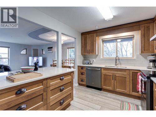 302-2130 Vasile Rd, Kelowna, BC, V1Y6H5 | Card Image