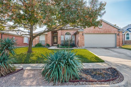 730 W Lonesome Dove Trail, Arlington, TX, 76001 | Card Image