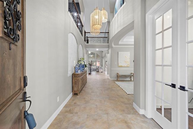 As your guest walk in they will immediately notice the grand entry and lighting. | Image 8