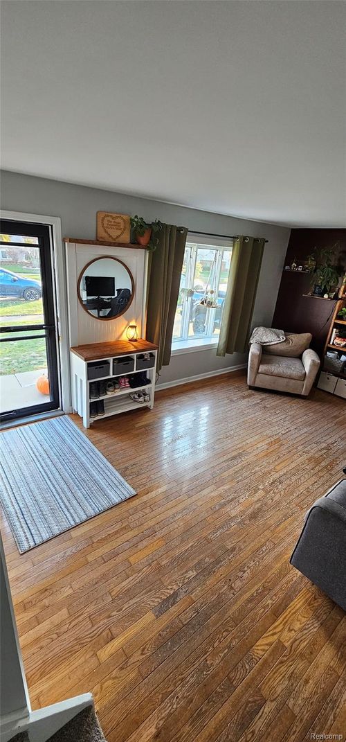 22308 Larch St, Woodhaven, MI, 48183-1531 | Card Image