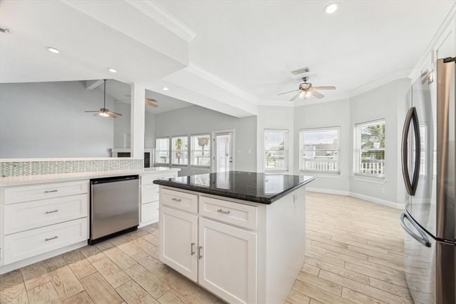 138 Isles End Rd, House other with 4 bedrooms, 3 bathrooms and 2 parking in Tiki Island TX | Image 12