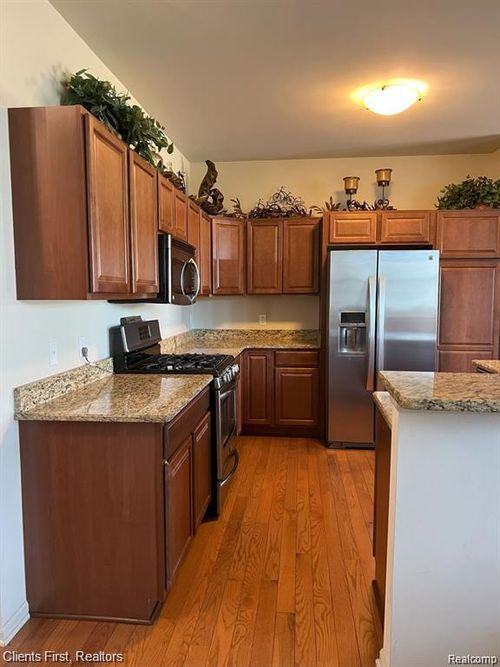 78-1082 Paddock Dr, South Lyon, MI, 48178-8071 | Card Image