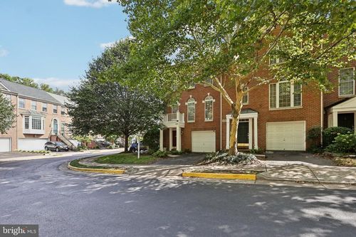 4227 Upper Park Dr, FAIRFAX, VA, 22030-8550 | Card Image