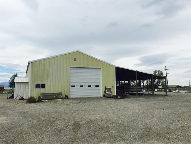 Warehouse with gravel driveway | Image 11
