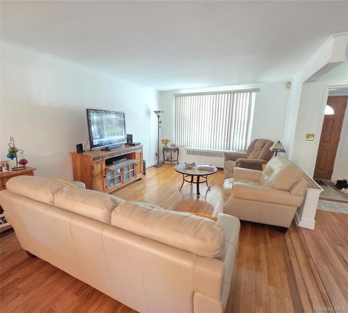 2553 Fish Ave, Bronx, NY, 10469-5612 | Card Image
