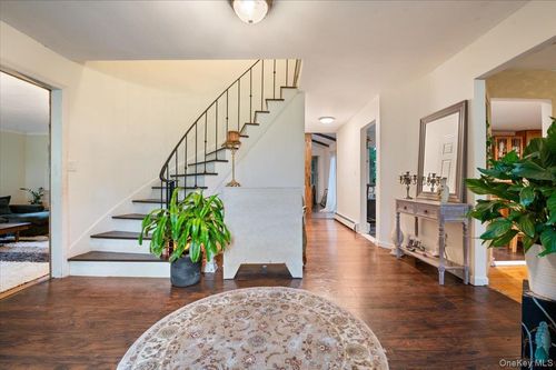 16 Norma Ln, Dix Hills, NY, 11746-5106 | Card Image