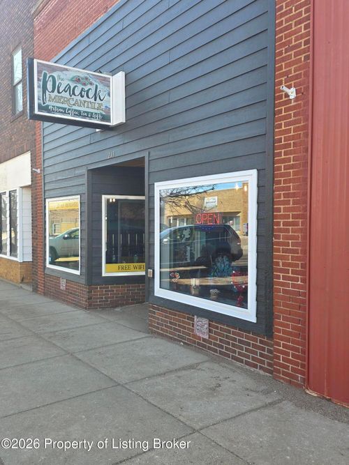 213 S Main St, Hettinger, ND, 58639-7034 | Card Image