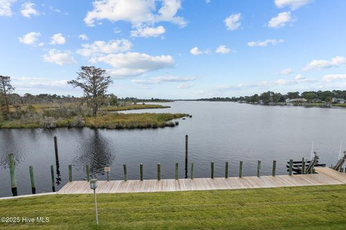 24 Batts Hill Rd, New Bern, NC, 28562-7365 | Card Image