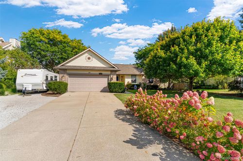4429 S Edge Way Ct, Grand Blanc, MI, 48439 | Card Image