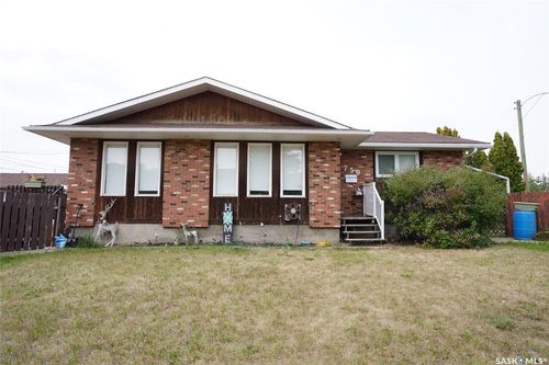 750 15th Ave Nw, Moose Jaw, SK, S6H7P6 | Card Image
