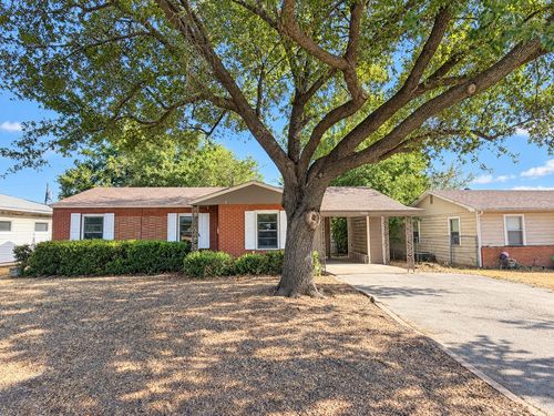 1109 E Ikard St, Henrietta, TX, 76365-3106 | Card Image