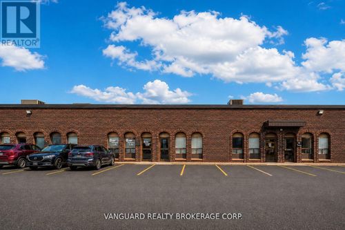 11-4480 Chesswood Dr, North York, ON, M3J2B9 | Card Image