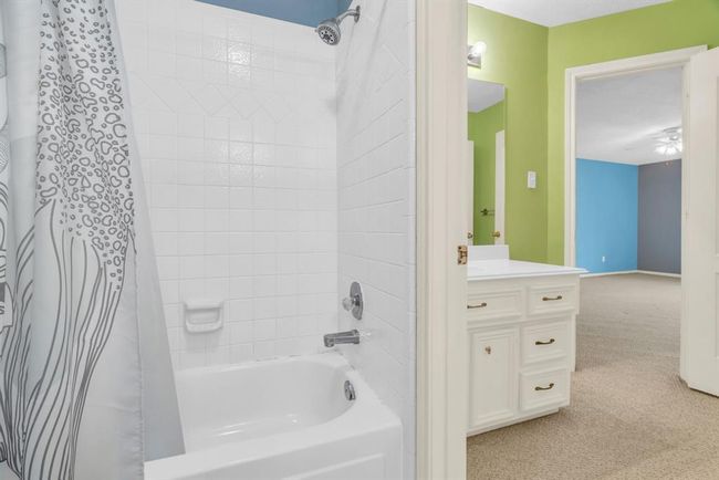 Secondary bathroom. | Image 25