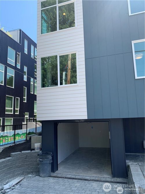 b-16 Etruria St, Seattle, WA, 98109-1606 | Card Image