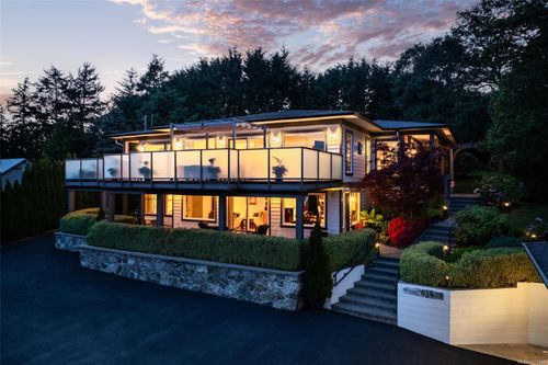834 Royal Oak Ave, Saanich, BC, V8X3T2 | Card Image