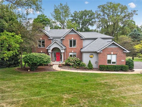 8805 Pebble Creek Dr, Pinckney, MI, 48169-8578 | Card Image