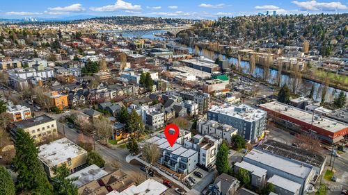 d-105 Nw 39th St, Seattle, WA, 98107-4924 | Card Image