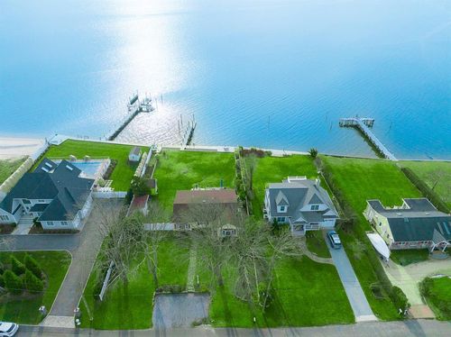 8 Bay St, East Moriches, NY, 11940-1514 | Card Image