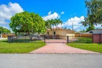 7471 Sw 16th Ter, House other with 3 bedrooms, 1 bathrooms and null parking in Miami FL | Image 3