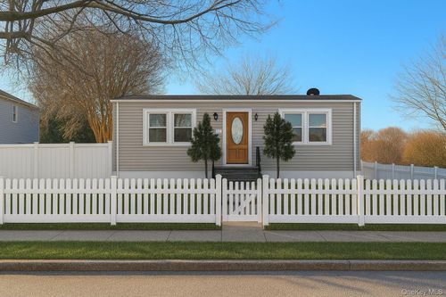 15 Maple Rd, Inwood, NY, 11096-1715 | Card Image