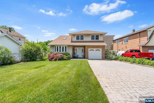 2 Violet Ct, Bergenfield, NJ, 07621-4616 | Card Image