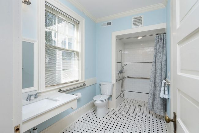 675 E Beverley St, House other with 4 bedrooms, 4 bathrooms and null parking in STAUNTON VA | Image 33
