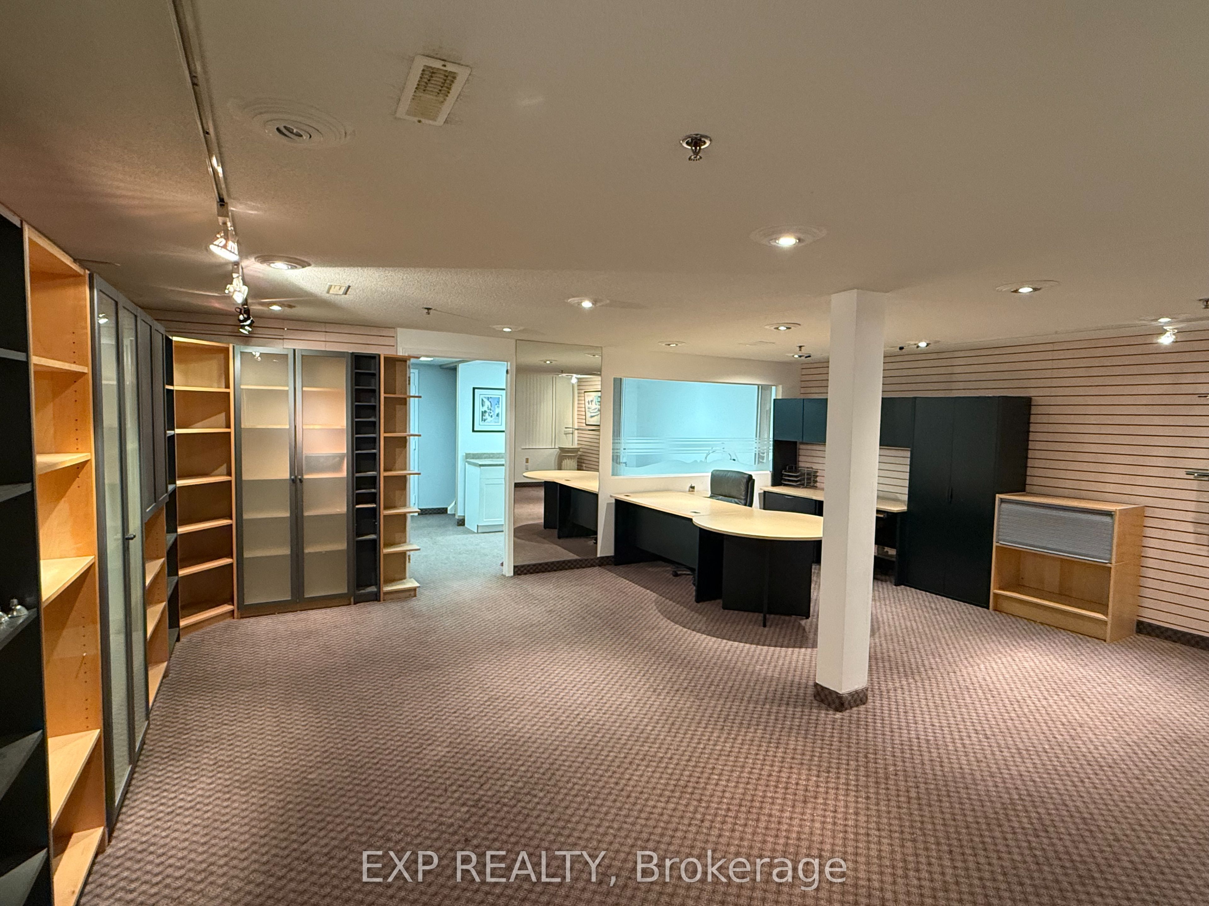 Commercial Sale in Richmond Hill 3